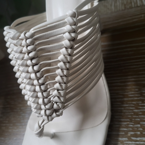 NWT Gabrielle Union Women's Evianna White Weave Thong Slip On Sandal Size 6 - Picture 7 of 11